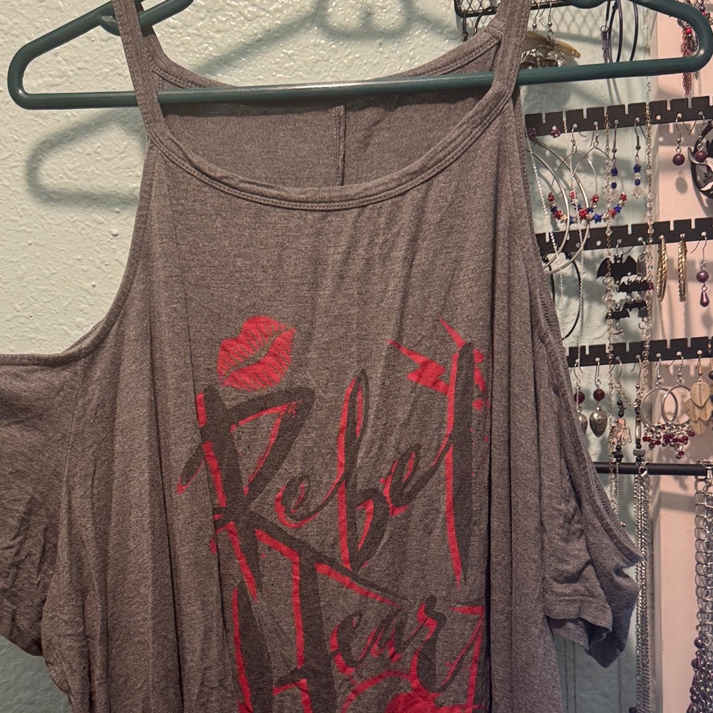 Casual Grey Women's Tee with Red Graphic